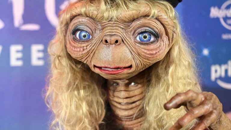 ¡La reina de Halloween lo hace otra vez! Heidi Klum deslumbra con su disfraz de E.T. en su fiesta anual