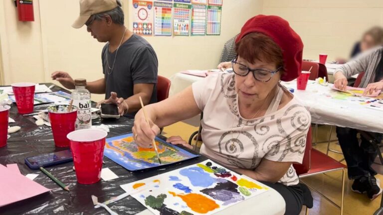 Biblioteca Queens imparte clases pintura adultos mayores