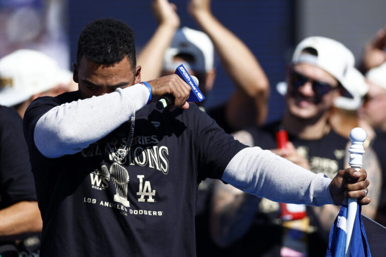 “Hicieron que me sintiera como parte de la familia”: Teoscar Hernández se emociona en el desfile de Campeones de los Dodgers