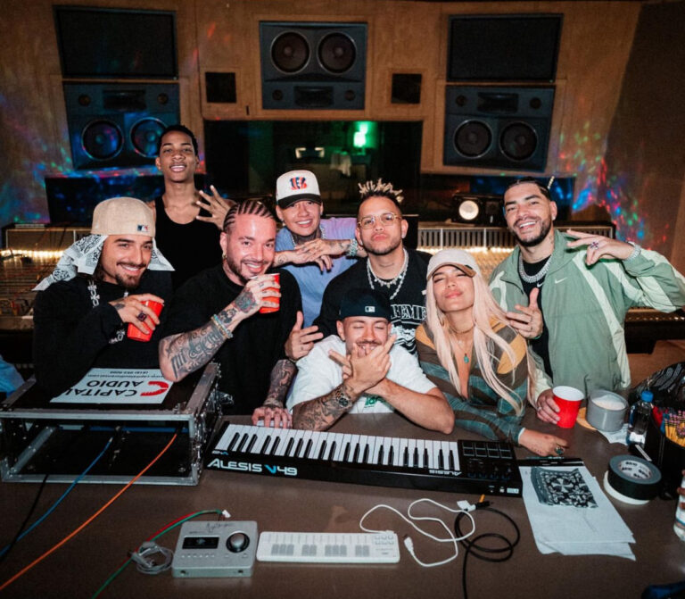Cambian letra de la canción “+57” de Karol G tras acusaciones normalizar la sexualización de menores