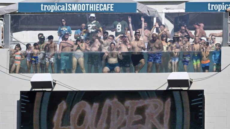 Policías agreden a fans en partido de fútbol universitario en Florida