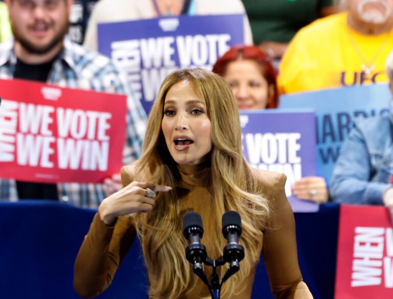 Jennifer Lopez defiende a los puertorriqueños en el mitin de Kamala Harris en Las Vegas #FVDigital