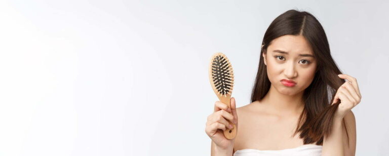 ¿Con qué frecuencia es necesario peinarse el cabello para evitar su caída?