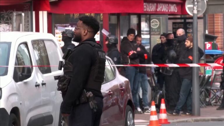 Liberan rehenes y detienen hombre atrincherado en pizzería a las afueras de París