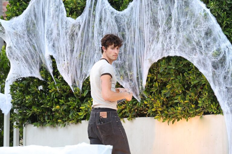 Shawn Mendes decoró para Halloween su casa en Los Ángeles