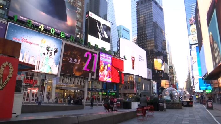 Cartel en Times Square contra prohibición total aborto en RD