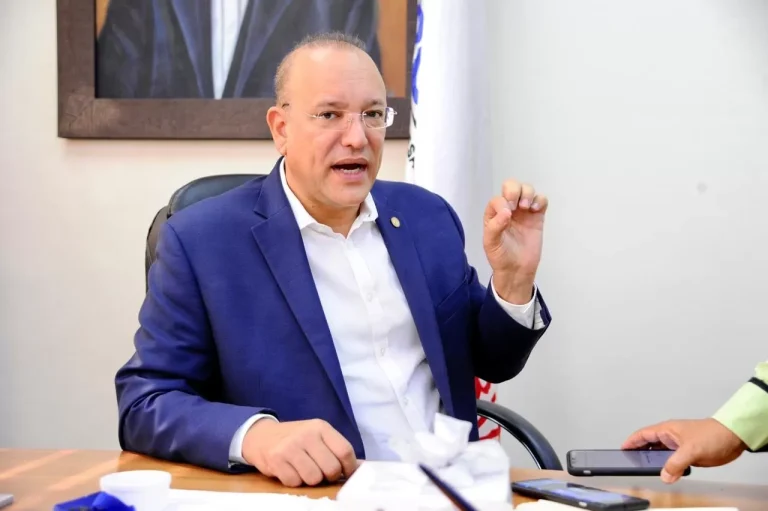 Cabildo notifica a vendedores ambulantes se retiren del centro histórico de Santiago