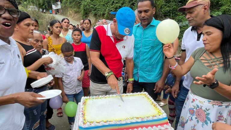 La comunidad de Los Quemados de Cutupú protesta con celebración de “cumpleaños” al puente en abandono por un año