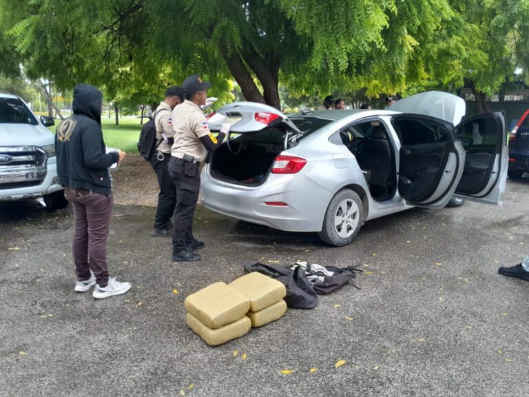 Ejército detiene a dos hombres con 4 paquetes de un vegetal presumiblemente marihuana en Barahona