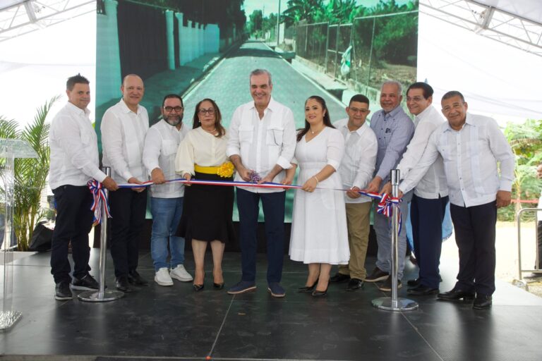 Gobierno inaugura múltiples obras en Santiago