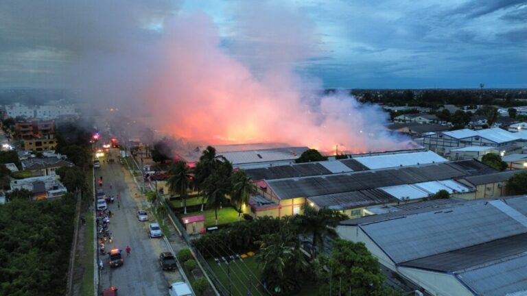 Bomberos de ocho municipios combaten incendio en zona franca SPM; 9-1-1 coordina asistencia