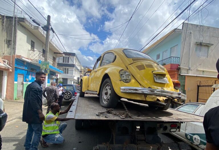 Alcaldía del Distrito Nacional retira chatarras durante operativo en Villa Juana