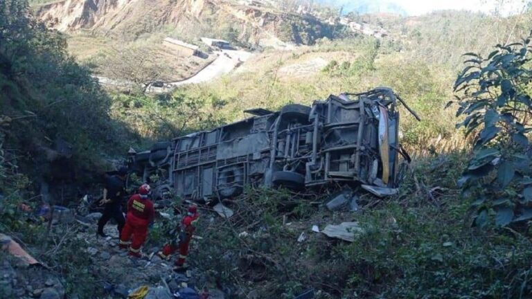 Al menos siete muertos y 30 heridos en accidente de autobús de escolares en el norte de Perú