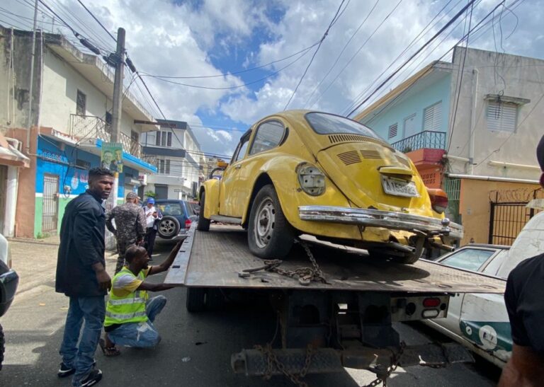 Alcaldía del Distrito Nacional retira chatarras en Villa Juana – Remolacha   #FVDigital