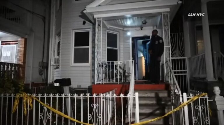 Una mujer y un hombre muertos apuñalados