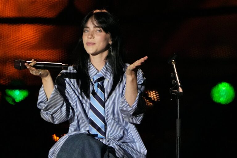 Billie Eilish pausa concierto para invitar a votar por Kamala Harris