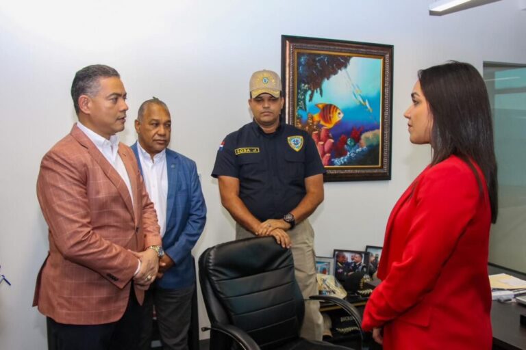 Policiales: Ministra de Interior conoce avances investigación delitos tecnológicos, como parte supervisión dependencias PN.