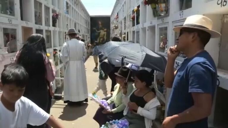 Ecuatorianos celebran día de los difuntos en cementerios