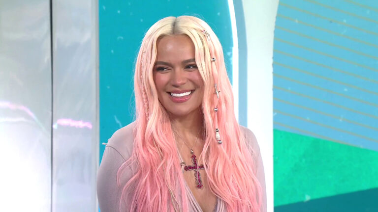 Karol G revela se siente “afectada” por controversia en torno a su canción +57 y pide disculpas