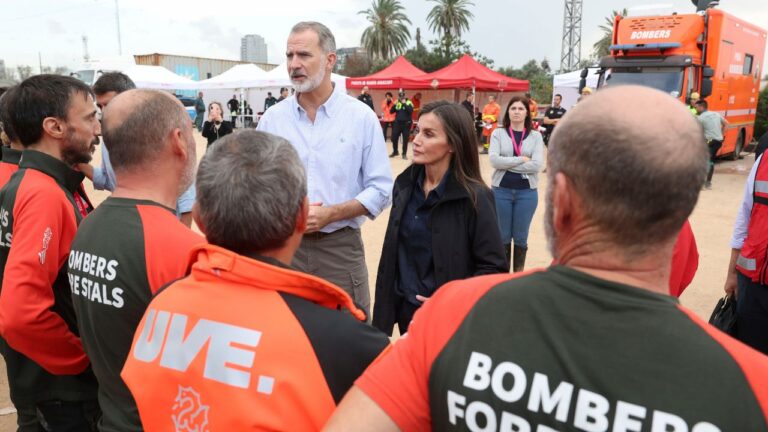 Rey Felipe VI dice “hay que entender el enfado” en ciudades afectadas por temporal