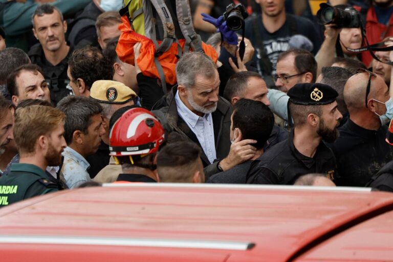 ¡Inesperado recibimiento! Lanzan barro, objetos e improperios a Pedro Sánchez junto a los Reyes de España en Valencia