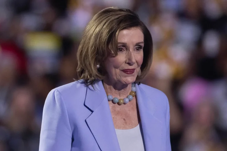 Pelosi considera que el retraso de Biden en dejar la campaña explica la derrota demócrata