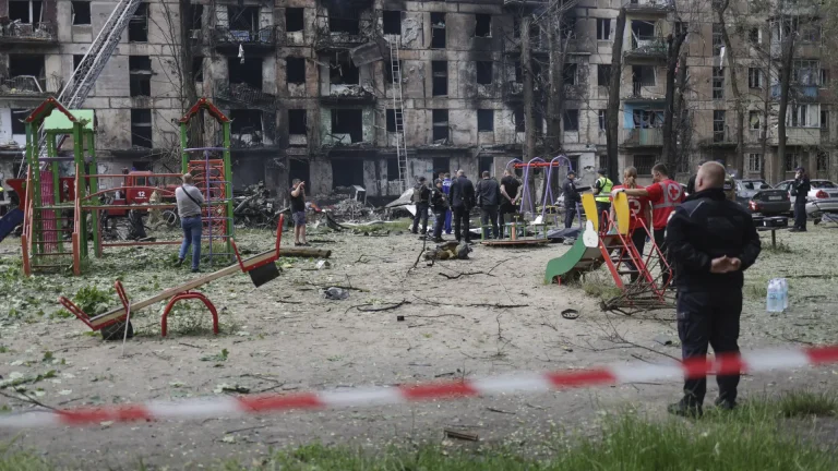 Muere una mujer y tres niños son dados por desaparecidos en un ataque ruso en Krivói Rog, en el sur de Ucrania