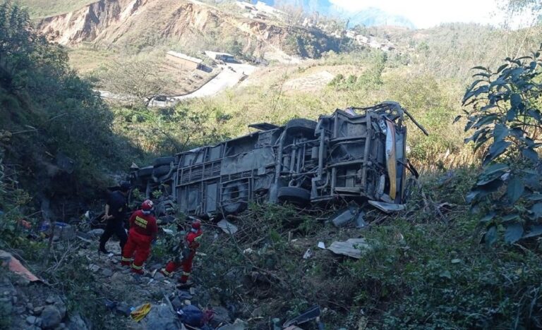 Al menos siete muertos y 30 heridos en accidente de bus de escolares en Perú – #FVDigital