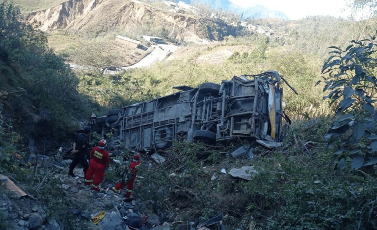 Al menos 10 fallecidos deja la caída de una furgoneta de pasajeros en el sur de Perú – #FVDigital
