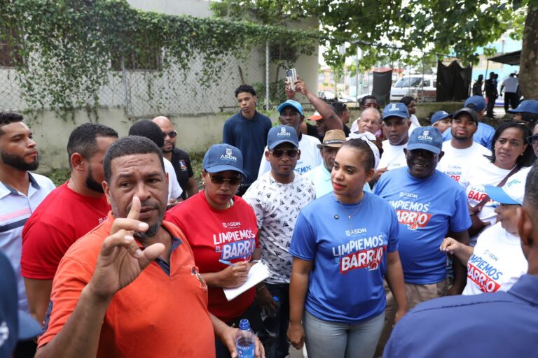 Alcaldía de SDN limpia 51 pozos sépticos y repara 15 techos de viviendas en el sector “La Mina” – #FVDigital