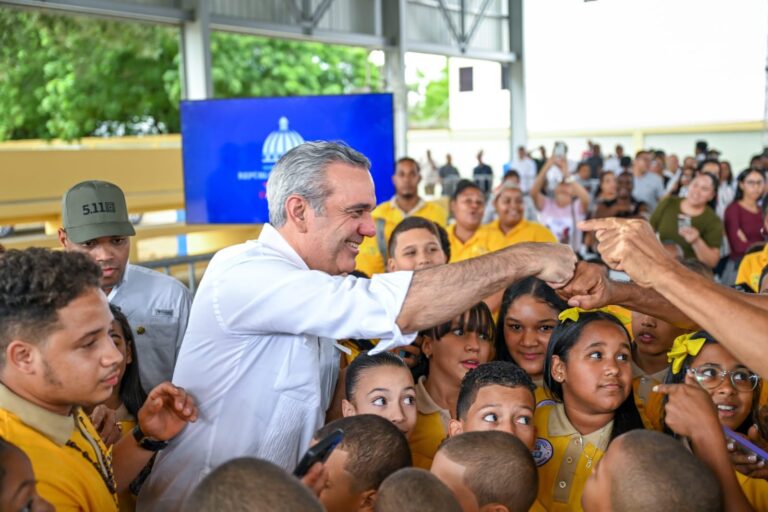 Luis Abinader inaugura centro educativo y un techado deportivo – #FVDigital