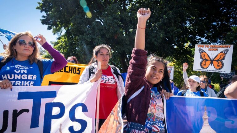 Senadores hispanos urgen a Biden proteger inmigrantes