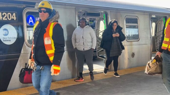 Hernandez_es_Qns_A_Train_Far_Rockaway_Station_Shutdown_CG_132595361_224.jpeg