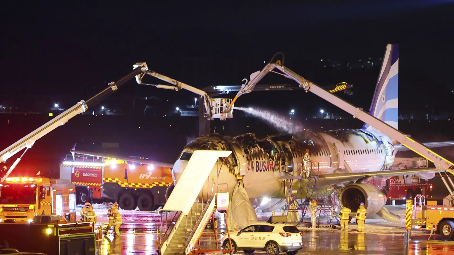 Al menos cuatro heridos y 170 evacuados tras incendiarse un avión en Corea del Sur