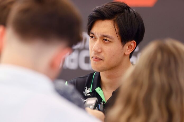 zhou-guanyu-stake-f1-team-kick.jpg