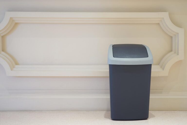 #Salud: ¿Sabías que la papelera del baño es un auténtico nido de bacterias? Aquí tienes el truco perfecto para limpiarla