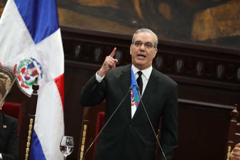 Abinader resalta que transformación energética es una realidad, mientras enfrenta críticas por apagones