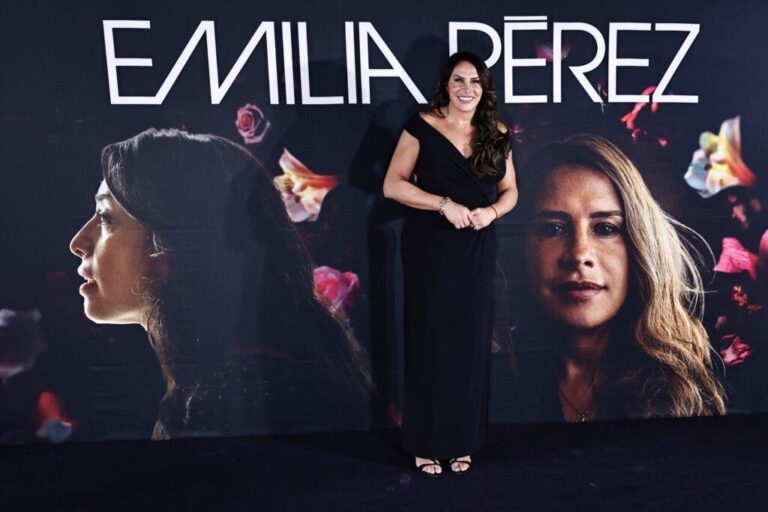 La actriz Karla Sofía Gascón reaparece en la alfombra roja de los premios César