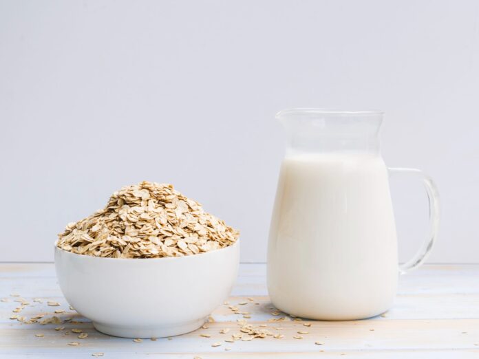 Leche-de-avena-razones-por-las-que-los-influencers-de-bienestar-han-dejado-de-consumirla.jpg