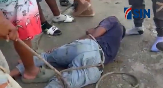 Un-hombre-conocido-como-Jose-Luis-fue-atado-supuestamente-despues-de-un-robo-en-Samana.jpg