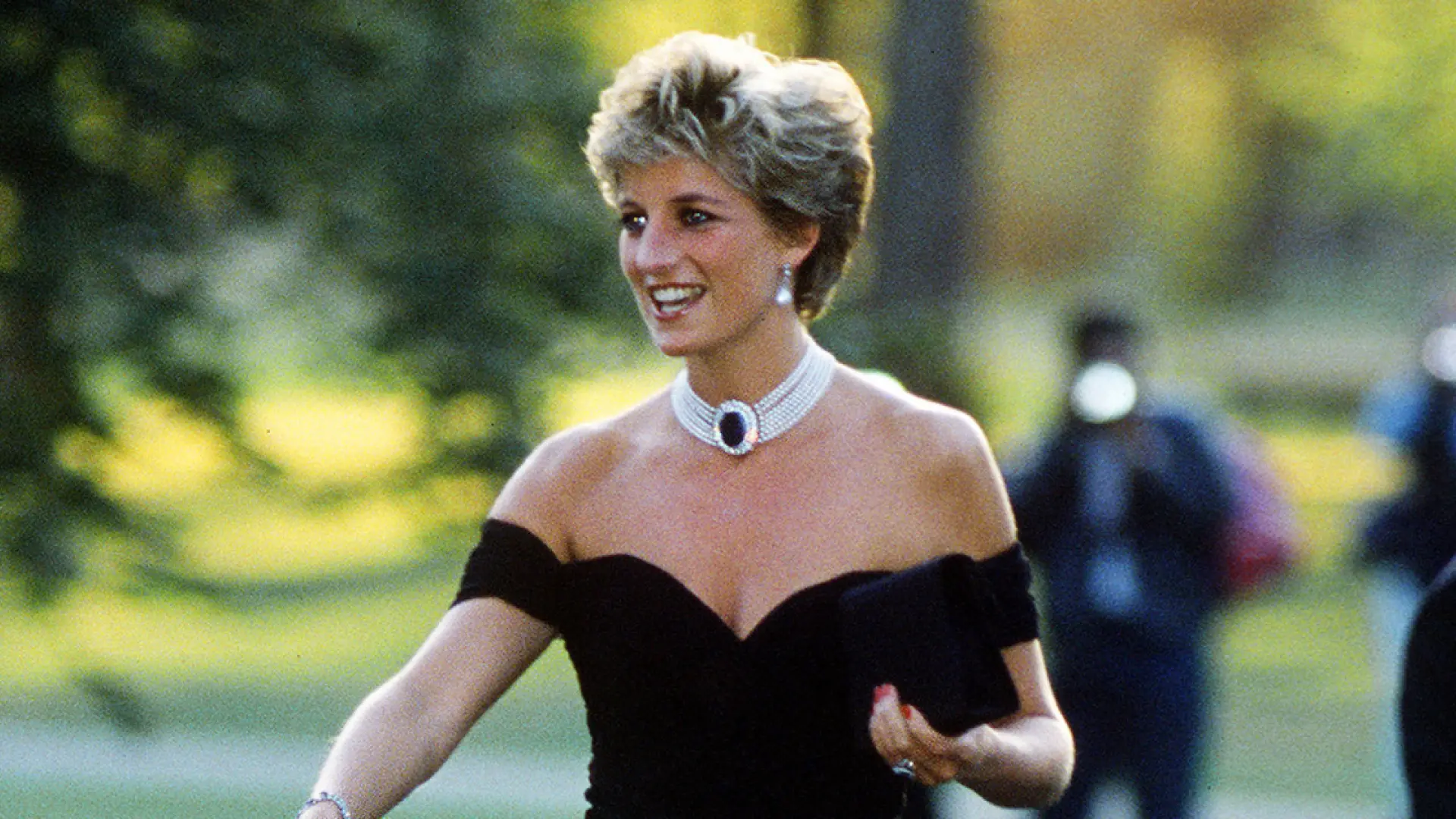 diana-de-gales-lady-di-con-el-vestido-de-la-venganza-1994.png