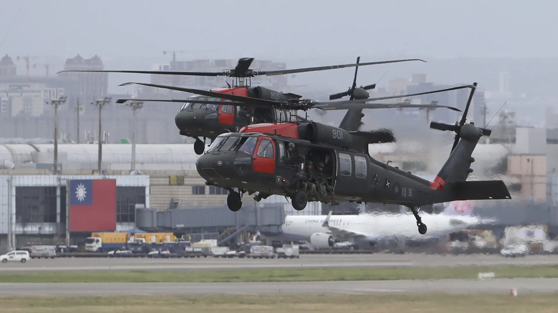 dos-helicopteros-militares-en-taiwan-en-una-imagen-de-archivo.jpeg