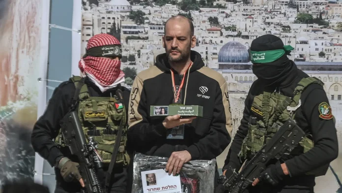 el-rehen-iair-horn-sostiene-un-reloj-de-arena-con-una-amenaza-de-los-terroristas-de-hamas-el-tiempo.webp