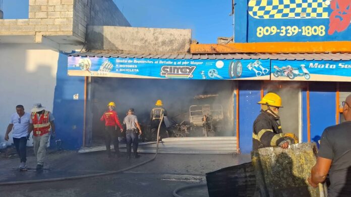 incendio-san-pedro-de-macoris-devora-agencia-de-motos-.jpeg