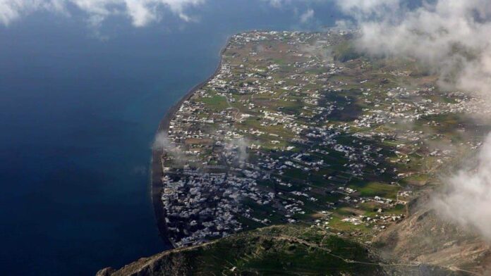 miles-abadonan-santorini-por-temor-a-la-oleada-de-terremotos-focus-0-0-896-504.jpg