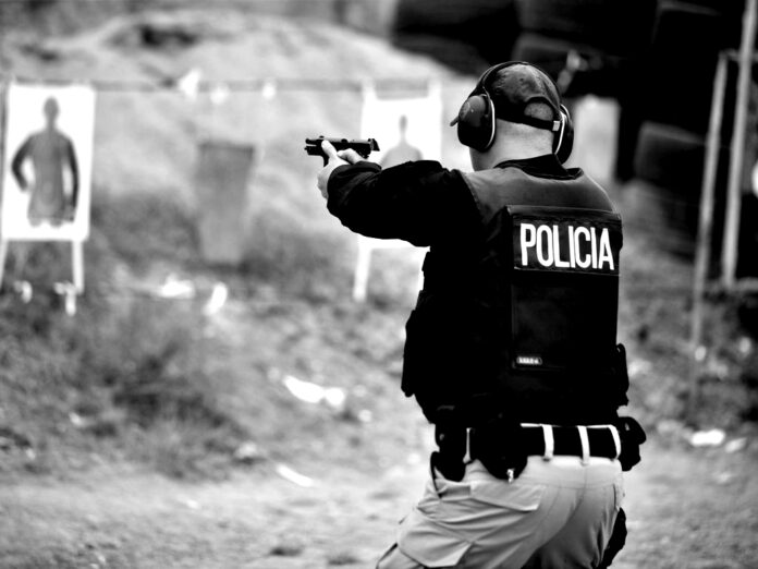 policia-entrenando-campo-de-tiro-equipamiento-policial.jpg