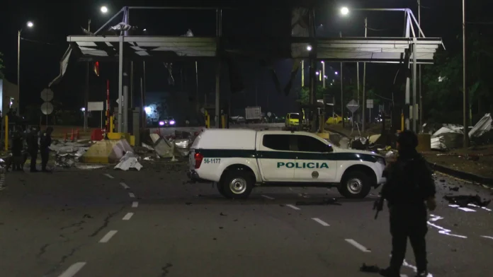 policias-inspeccionan-el-peaje-de-villa-del-rosario-destruido-por-explosivos-este-jueves-en-cucuta-c.webp