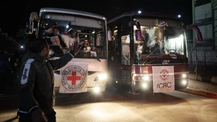 prisioneros-palestinos-liberados-llegan-en-autobus-al-hospital-europeo-de-jan-yunis-en-el-sur-de-la.webp