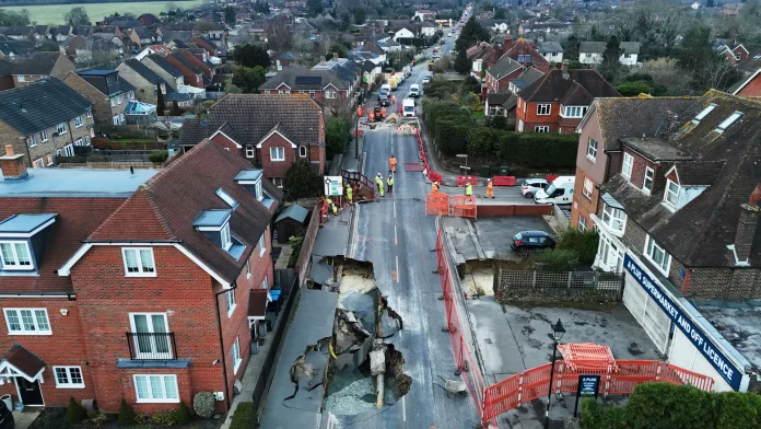 socavon-que-ha-aparecido-en-la-noche-de-este-lunes-en-surrey-inglaterra-y-que-ha-obligado-a-evacuar.webp