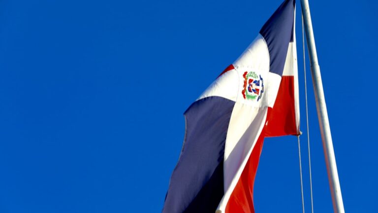 Monumentos icónicos del mundo se iluminan con colores de bandera dominicana